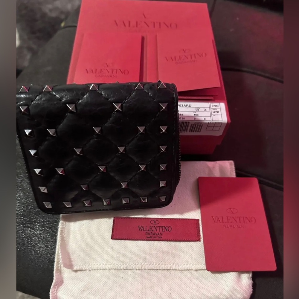 Valentino Garavani Rockstud Bifold Zip-Up Wallet Card Holder - Picture 1 of 16